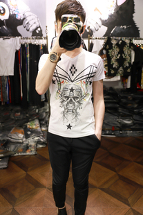 米兰站双丝光棉数码抽象骷髅头，印花v领白色，修身时尚短袖t恤男