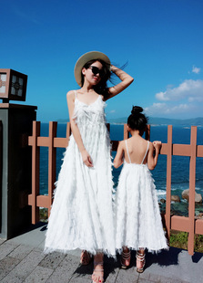 夏款沙滩裙亲子装y8海边度假白色，吊带露背羽毛长裙子连衣裙母女装