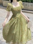 欧洲站茶里茶气连衣裙法式温柔风，初恋系绿色，碎花方领泡泡袖长裙女