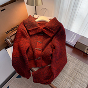 高级感超好看的红色毛衣外套女秋冬季牛角扣复古翻领慵懒风针织衫