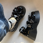 黑色厚底松糕小皮鞋，女2024年亚文化金属，铆钉小个子重工鞋