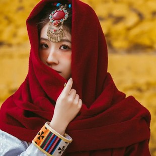 民族风披肩新疆西藏青海湖旅游拍照纯色红围巾，女冬季保暖斗篷披风