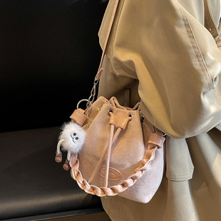 韩系质感斜挎包2024时尚磨砂复古小众设计女士，单肩手提水桶包
