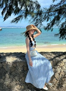 三亚海边度假沙滩裙女夏气质(夏气质)蓝色格子绑带，露背吊带连衣裙两件套装