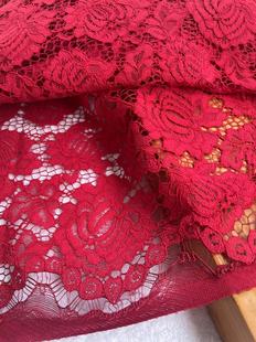 大红色蕾丝布料重磅车骨线，花边酒红新娘礼服镂空连衣裙旗袍服面料