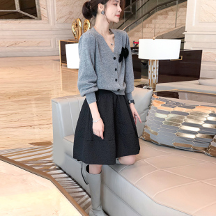 灰色v领针织开衫短外套，女洋气慵懒长袖毛衣2024年春季欧洲站