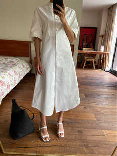极简主义白色高品质有机棉短袖衬衫式连衣裙
