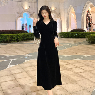 赫本风气质金丝绒黑色连衣裙女装，2024春装高级感v领法式长裙
