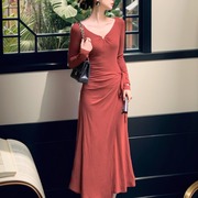 法式气质红色长袖连衣裙女2023秋冬褶皱显瘦高级感小众长裙子