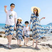 夏季亲子装一家三口海边度假沙滩，裙长裙母女装洋气雪纺连衣裙