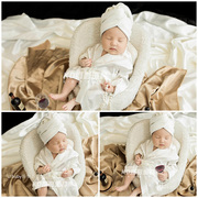 新生儿名媛风满月宝宝，摄影服装白色浴袍，珍珠背景毯道具影楼艺术照