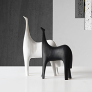 现代极简风轻奢黑白抽象马动物(马，动物)书柜，酒柜客厅样板房间软装饰品摆件