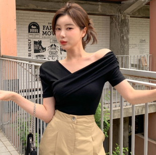 韩国东大门舒适性感女装露肩，v领短袖体恤2022显瘦纯色，弹力黑色t恤