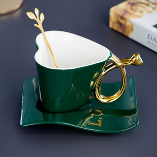 创意爱心型桃心形杯马克杯陶瓷杯，咖啡杯碟牛奶杯带底座情侣水杯