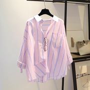粉色条纹防晒衬衫女夏季流行薄款上衣，宽松休闲蝙蝠袖衬衣
