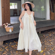 海边度假风白色露肩法式吊带连衣裙夏季女宽松褶皱小众设计感长裙