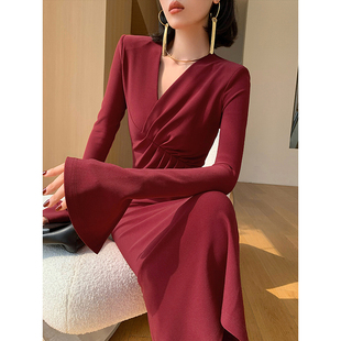 wangxo酒红色v领长袖连衣裙，女秋季2023设计感收腰包臀开叉裙