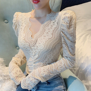 白色V领泡泡袖蕾丝打底衫女气质修身显瘦性感内搭设计感小众上衣