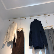 服装店货架上墙衣架展示架正侧挂上墙衣服，架烤漆上墙壁挂挂杆