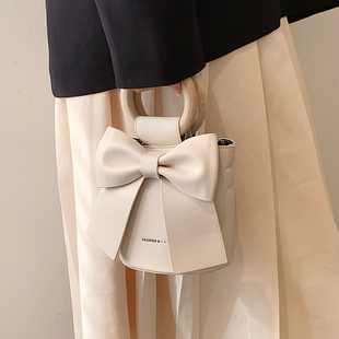小众蝴蝶结包包女2024斜挎包，仙女包时尚质感白色手提包水桶包