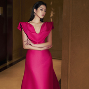 越南小众品牌LA MUSE 2023年冬季明艳气质型垂感玫红连衣裙