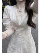高级感蕾丝泡泡袖连衣裙夏季法式气质收腰设计感V领白色长裙女潮