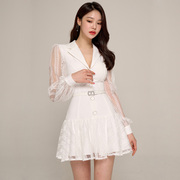 西装领白色连衣裙2023女早秋通勤设计感法式荷叶边蕾丝短裙子