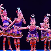 第十届小荷风采，踩彩舞蹈演出服儿童苗族侗族少数民族，舞蹈演出服装