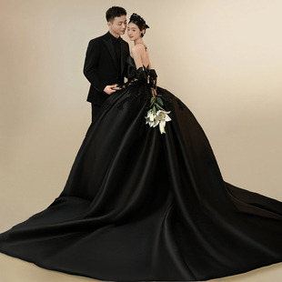 2024韩版旅拍影楼主题情侣，黑色缎面蕾丝贴画长拖尾婚纱摄影