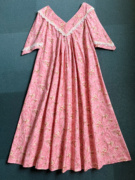 1970s 丝绒带蕾丝装饰倒三角领 古典袖设计 宽松褶皱棉布长裙