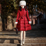 红颜如霜复古红色连帽加厚羽绒服女冬中长款白鸭绒(白鸭绒)裙摆式外套