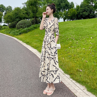 碎花连衣裙女夏季2024年韩版高级感裹身，温柔法式气质长裙超仙