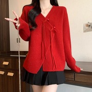 V领设计感不规则系扣毛衣外套女2024春秋新年红色宽松时尚针织衫