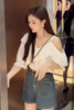 白色韩版甜美心机洋气小衫夏设计(夏设计)感减龄小个子，v领性感露肩衬衫女