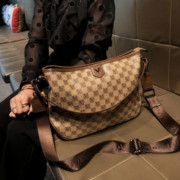 香港品牌包包女士2024时尚，大容量斜跨大包，手提单肩真皮托特包