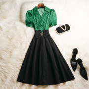绿色波点连衣裙2024女夏季法式高级感v领泡泡，袖收腰小众裙子