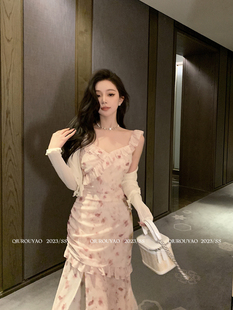 邱肉瑶2023秋季法式粉色碎花，吊带连衣裙女温柔风，雪纺长裙子