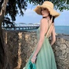 淡绿色印花吊带连衣裙，云南海边度假露超修身背长裙夏