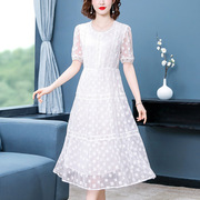 真丝刺绣白色连衣裙，2023宽松显瘦圆领真丝，夏季气质连衣裙女
