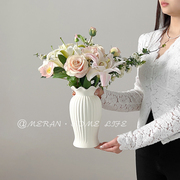 小众简约现代白色陶瓷花瓶，高级感水养，插花鲜花客厅桌面装饰品摆件
