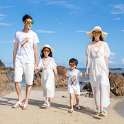海边度假亲子装一家三口母女装，白色长裙出游沙滩，裙四口连衣裙女童