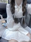 法式白色长袖连衣裙子高级感奶茶系穿搭印花马甲，配一整套装短裙