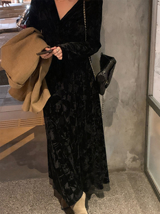 srsukii高级感女春秋气质女神范设计(范设计)感赫本风黑色丝绒显瘦连衣裙
