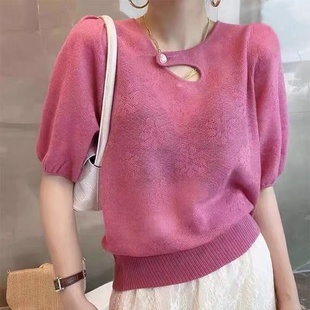 玫红色镂空针织衫女2023夏装，时尚欧货洋气小衫泡泡袖上衣