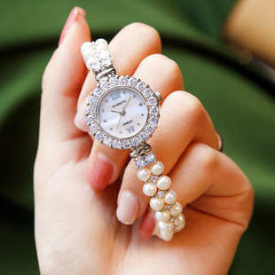 简约镶水钻珍珠圆表盘松紧表带时尚个性小众手表女学生礼物手链表