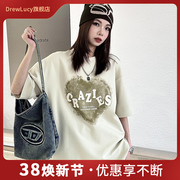 drewlucy短袖女t恤2024夏中长大版，时尚爱心印花英文字母刺绣