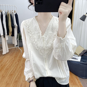 韩国时尚花瓣袖纯棉长袖衬衫，女减龄蕾丝上衣2024春设计感v领衬衣