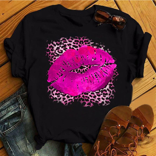 pinkleopardprintlipst-shirt性感粉色，豹纹嘴唇印花女黑t恤