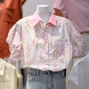 粉红色碎花收口灯笼袖衬衫，2024女款夏季短袖上衣白色短款衬衣