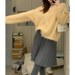 今年流行韩版嫩黄色马海毛针织开衫，女秋冬季软糯奶，呼呼浣熊绒毛衣